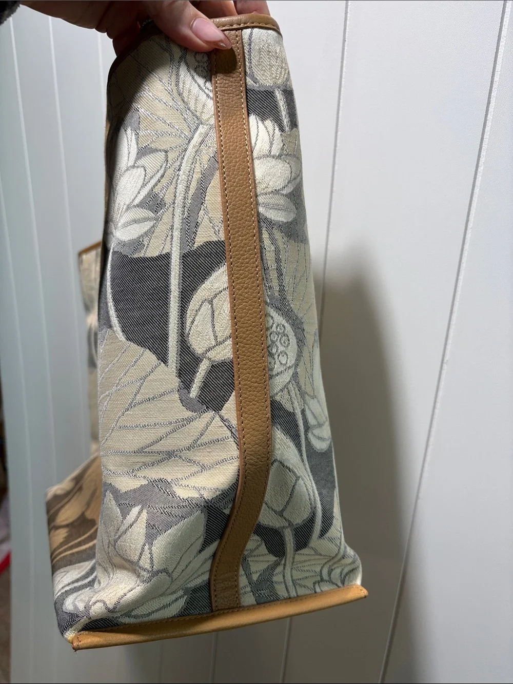 NWOT Jim Thompson floral lotus pattern and leather tote zip closure - Picture 6 of 8